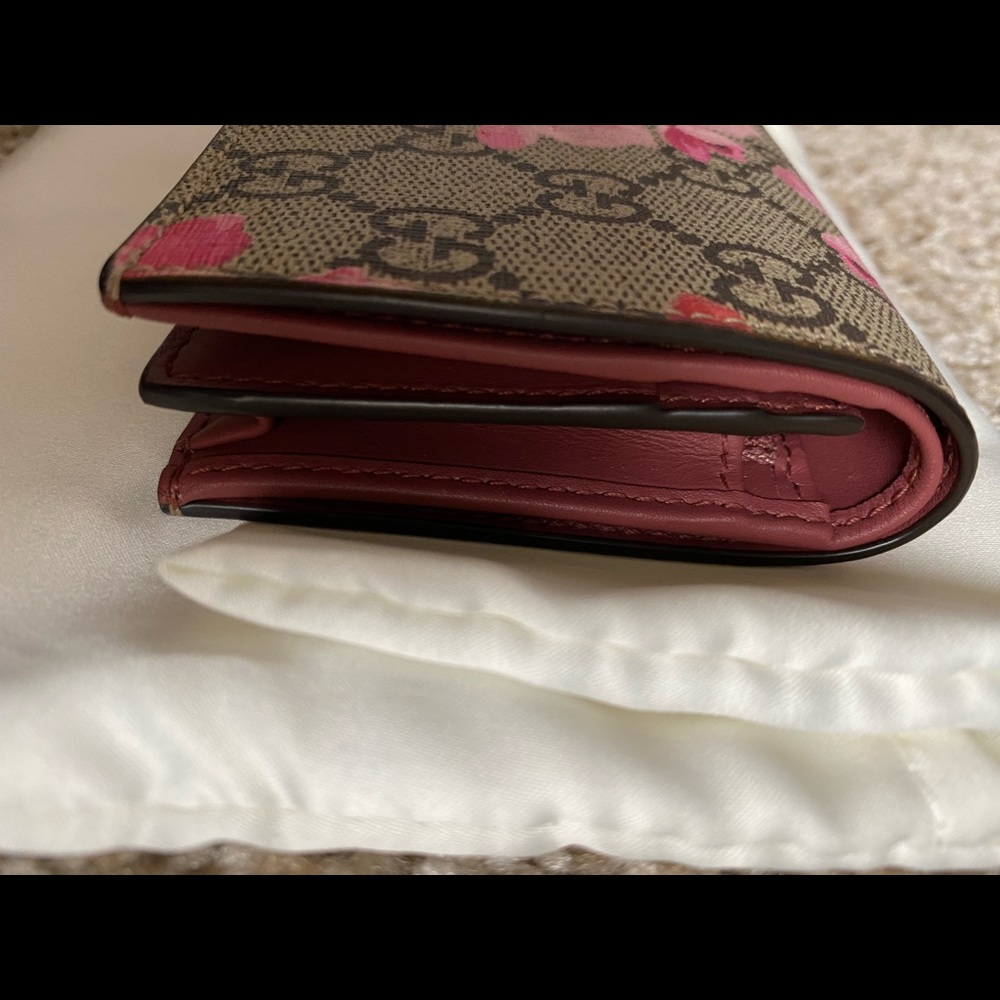 SOLD Gucci blooms Compact Wallet - Picture 12 of 16
